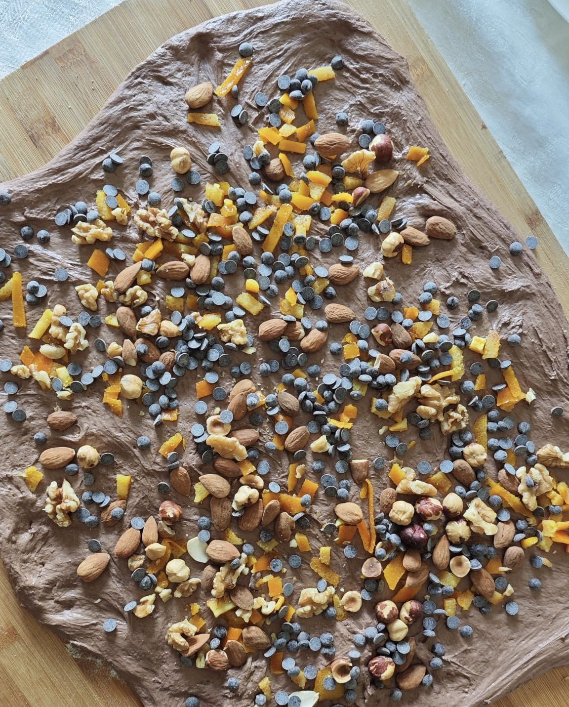 Pane al cioccolato, nocciole e scorzette candite — Passo 2